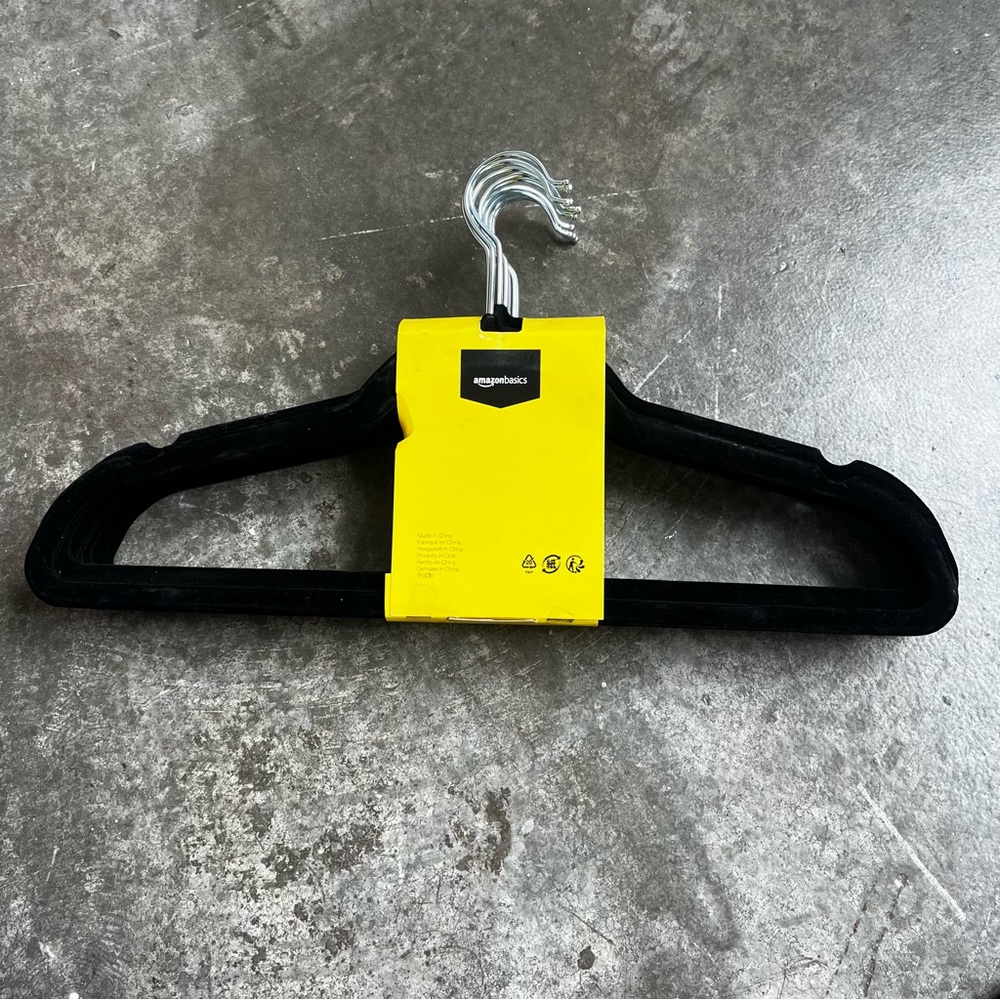 Amazon‎ basics 10 pack slim velvet flocked hangers